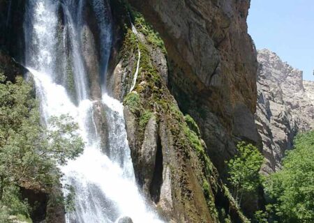آبشار آب سفید الیگودرز در قلب رشته کوه زاگرس