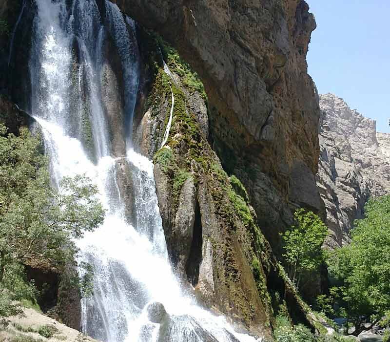 آبشار آب سفید الیگودرز در قلب رشته کوه زاگرس