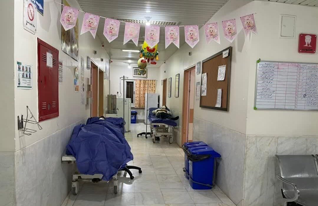 کمبود تخت و بستری بیماران کرونایی در راهروهای بیمارستان امید لالی