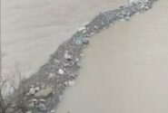 جیره بندی آب درلالی به دلیل گِل آلودشدن رودخانه محل برداشت آب شرب/ظلم سازمان آب و برق خوزستان به مردم لالی + فیلم
