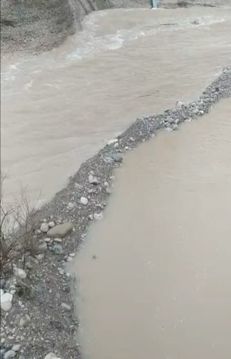 جیره بندی آب درلالی به دلیل گِل آلودشدن رودخانه محل برداشت آب شرب/ظلم سازمان آب و برق خوزستان به مردم لالی + فیلم