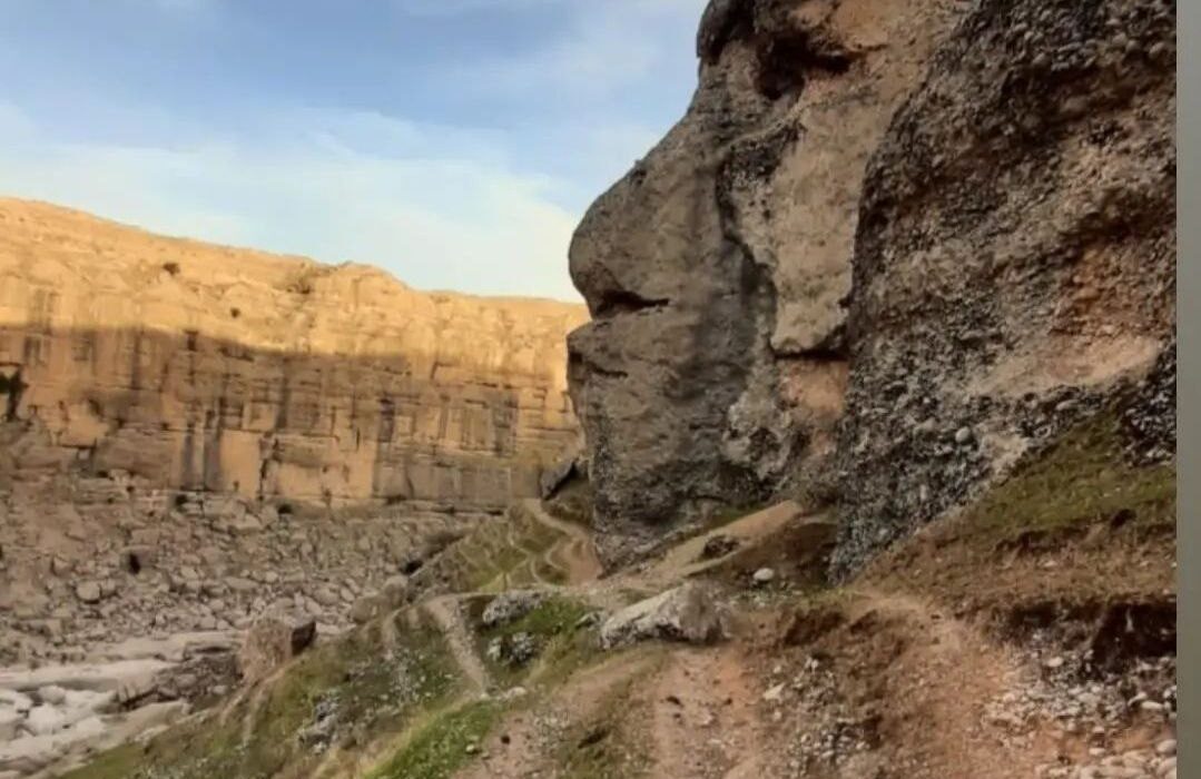 صخره سنگ سر از عجایب طبیعت لالی