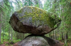 صخرۀ عجیب فنلاندی و ۱۲ هزار سال مبارزه با جاذبه!
