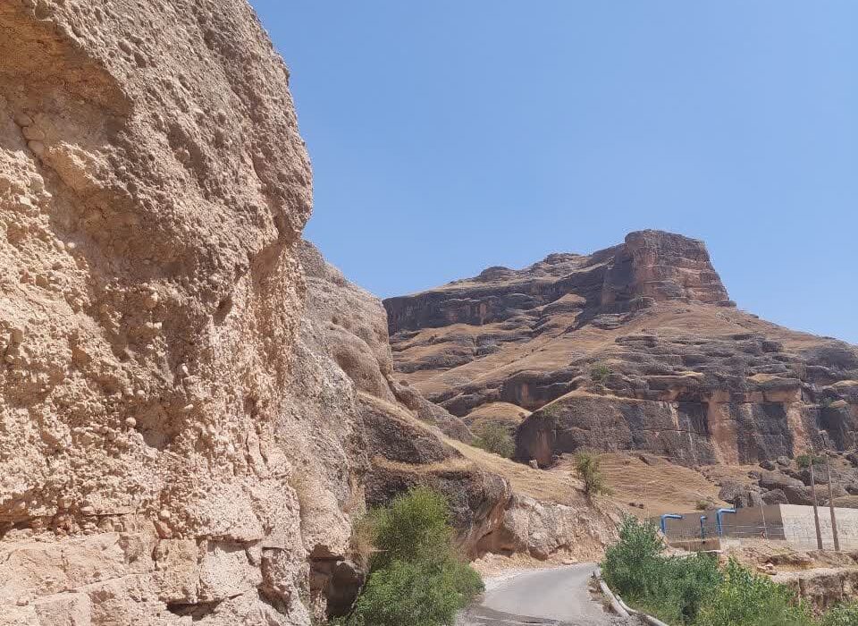 صخره های خطرناک در مسیر بخش حتی و ضرورت تعریض جاده پیش از حوادث احتمالی