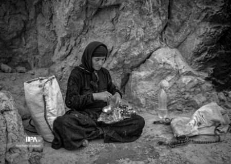 کار طاقت‌فرسای زنان روستای سرآقاسید در چشمه نمک