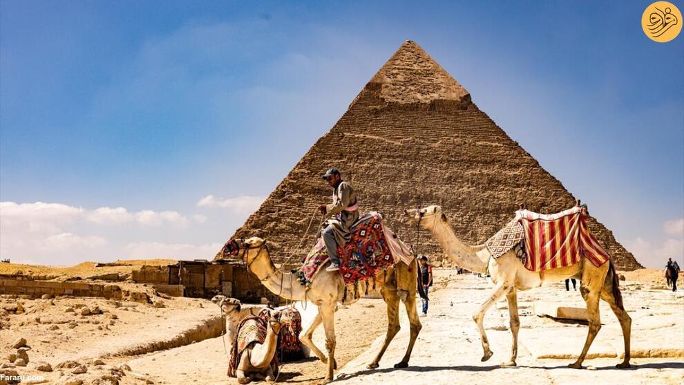 بازدید گردشگران با شتر از اهرام جیزه مصر