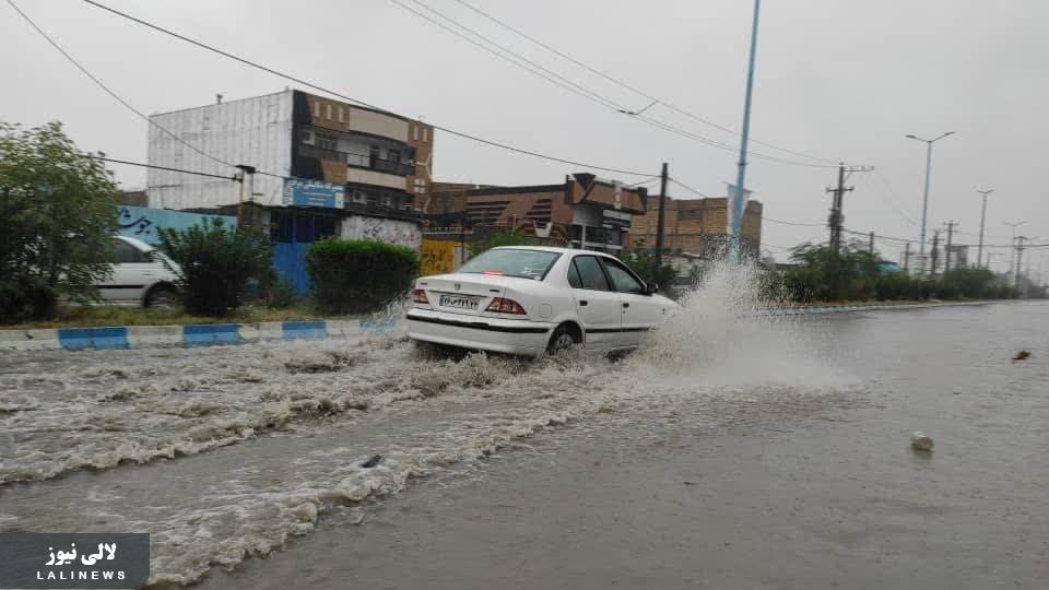 بارش باران های پاییزی در شهرستان لالی/از آبگرفتگی خیابان ها تا ریزش کوه ها + عکس