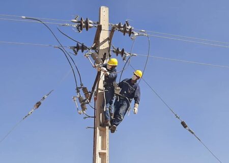 از اصلاح شبکه های فرسوده تا احداث و توسعه خطوط جدید توزیع برق در شهر و روستاهای شهرستان لالی/افزایش روشنایی معابر در روستاها