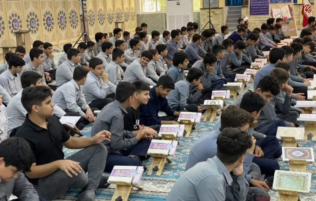 محفل انس با قرآن دانش آموزان مسجدسلیمانی در مصلی نماز جمعه