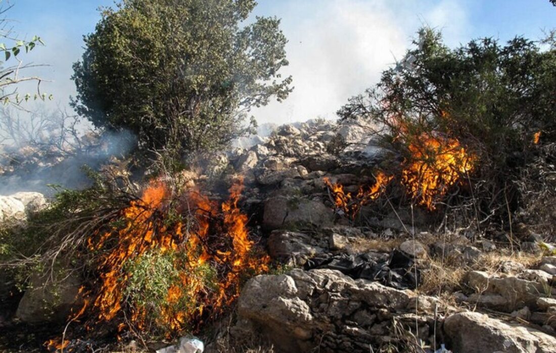 ارتفاعات شهرستان لالی درمحاصره آتش/اعزام نیروهای استانی برای کنترل آتش درمنطقه هارکله و گریوه