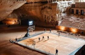 منظرۀ خیال‌انگیز زمین‌های بسکتبال در بیابان‌های عربستان