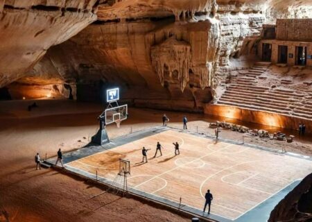 منظرۀ خیال‌انگیز زمین‌های بسکتبال در بیابان‌های عربستان