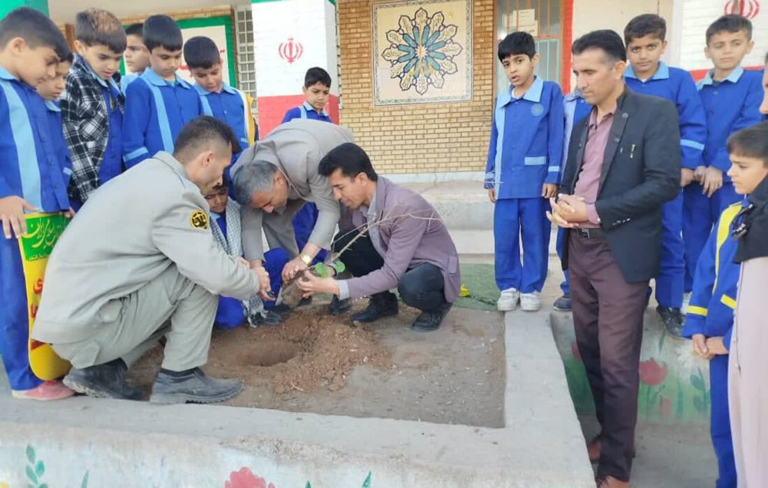 کاشت نهال به مناسبت دهه مبارک فجر در شهرستان لالی